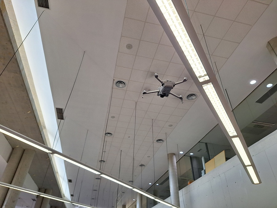 Dron en la Biblioteca de la Universidad Carlos III.
